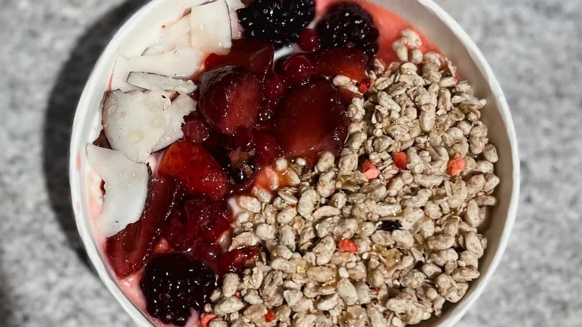 Granola joghurttal, mézzel, gyümölccsel