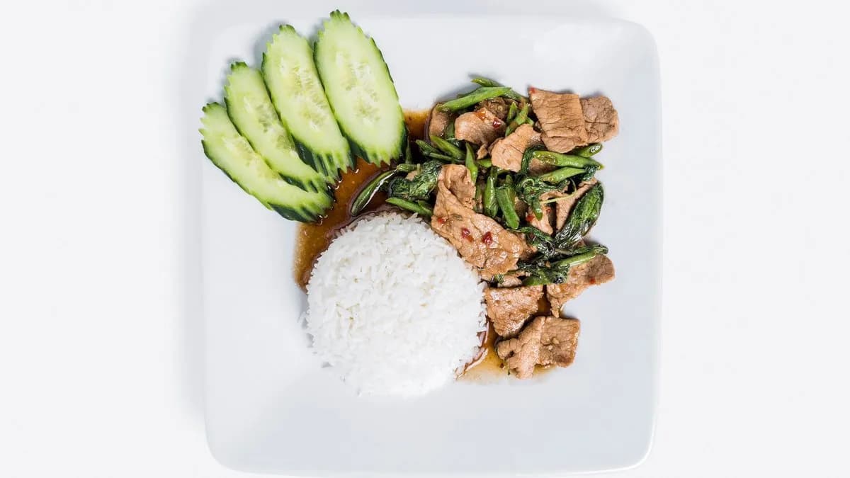 32. Csípős sült hús szárított bazsalikommal és rizzsel, ผัดกระเพรา