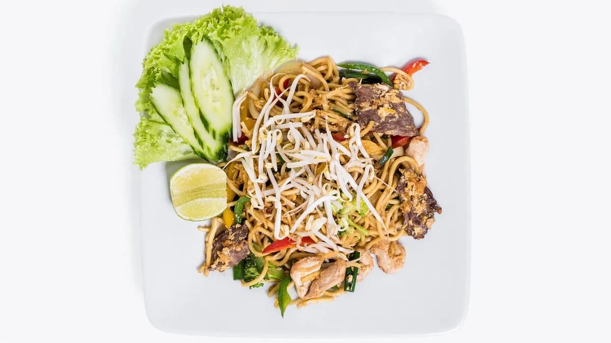 29. Sült csirke- és marhahús sült tésztával, ผัดบะหมี่เหลืองเนื้อไก่