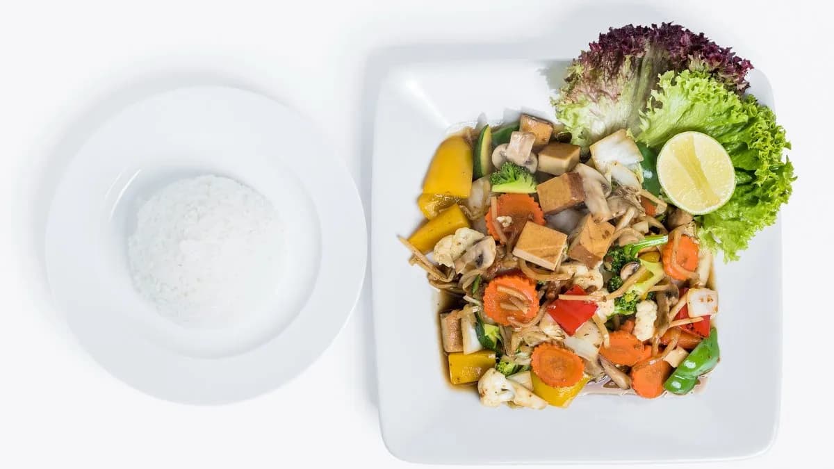 37. Sült tofu zöldségekkel és rizzsel, ผัดผักลวม