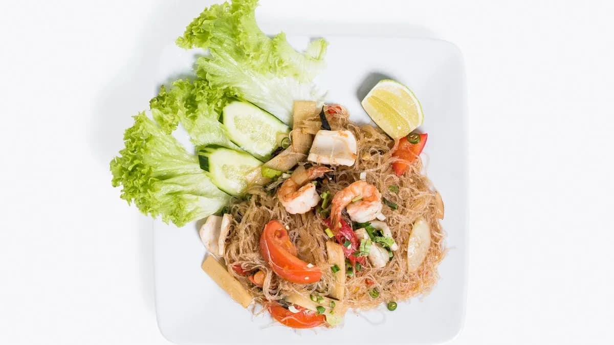 40. Wokban sült hús sukiyaki szószban üvegtésztával, ผัดสุกี้