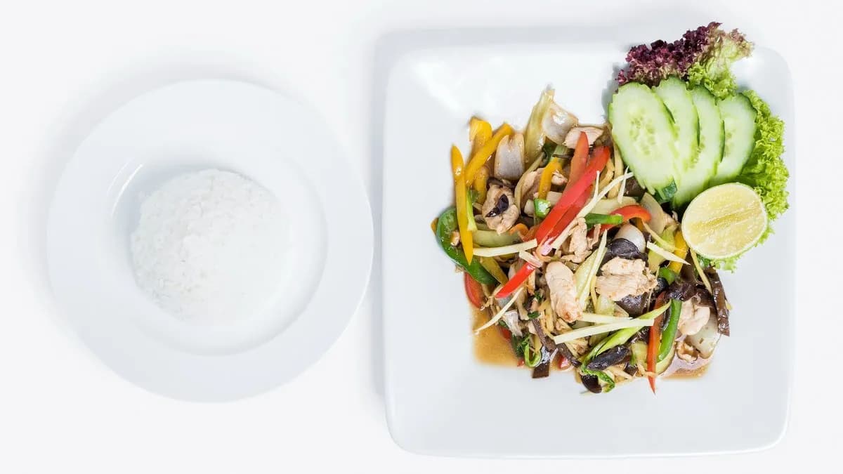 33. Wokban sült gyömbéres hús rizzsel, ไก่ผัดขีง