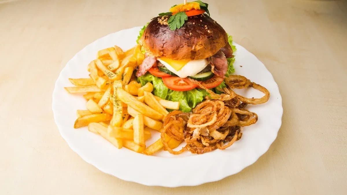 Corner Burger hasábburgonyával