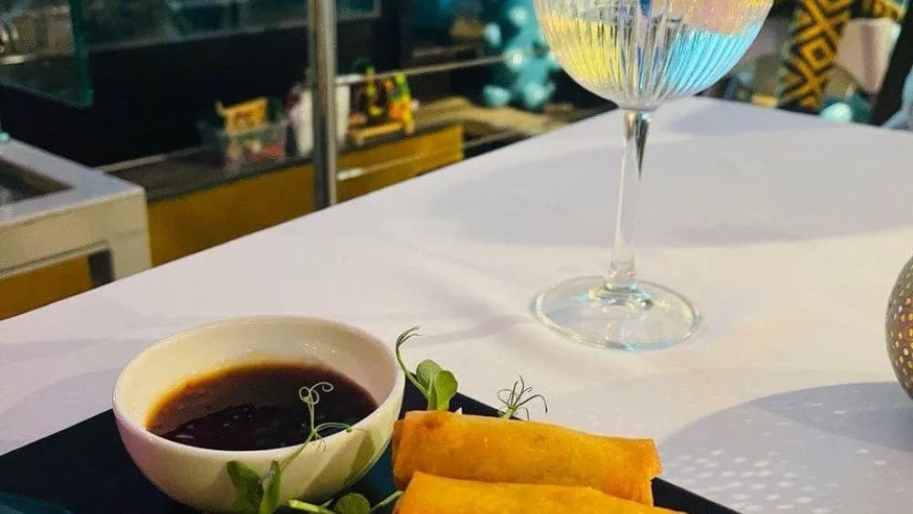 Tavaszi tekercs, édes chili mártogatós