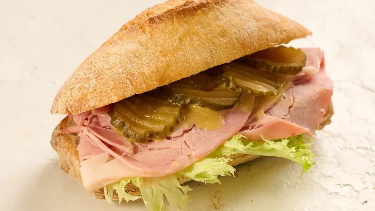 Mézes-mustáros sonkás kovászos szendvics