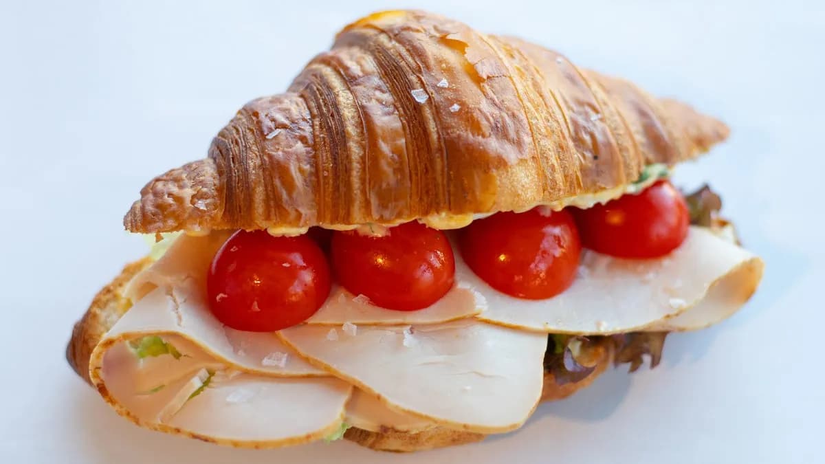 Prágaisonkás tojáskrémes croissant szendvics