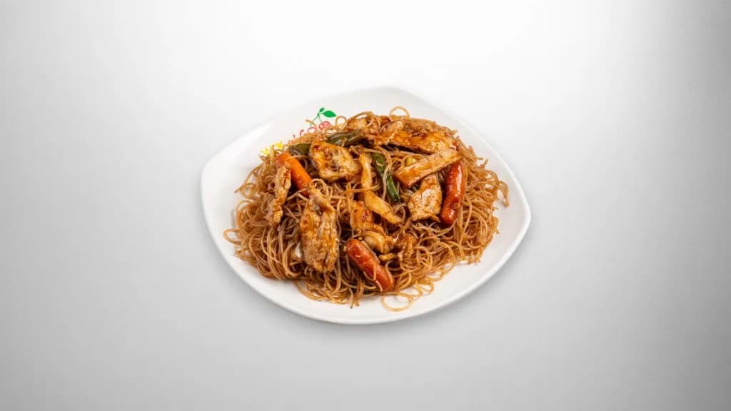 Pirított rizstészta csirkehússal