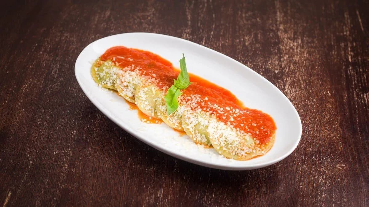 Ricottás, spenótos ravioli paradicsomszósszal