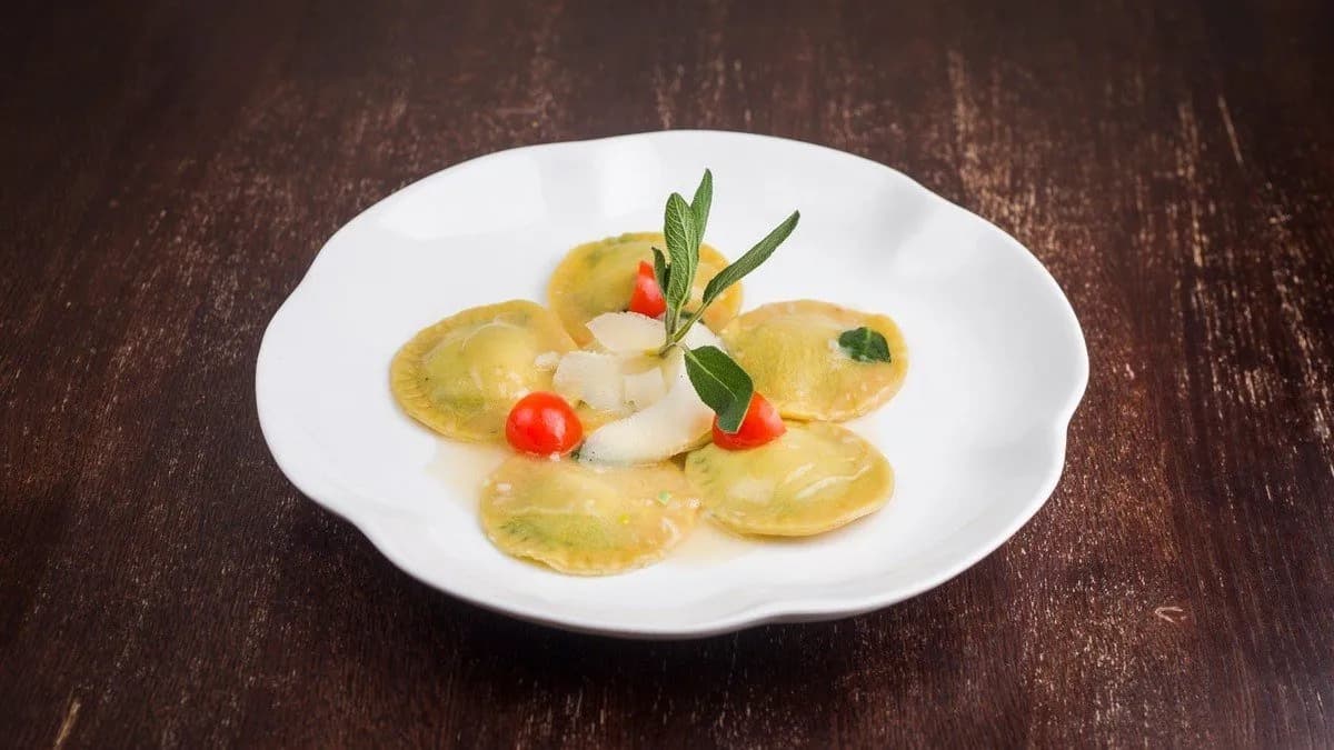 Ricottás, spenótos ravioli vajas, zsályás szósszal