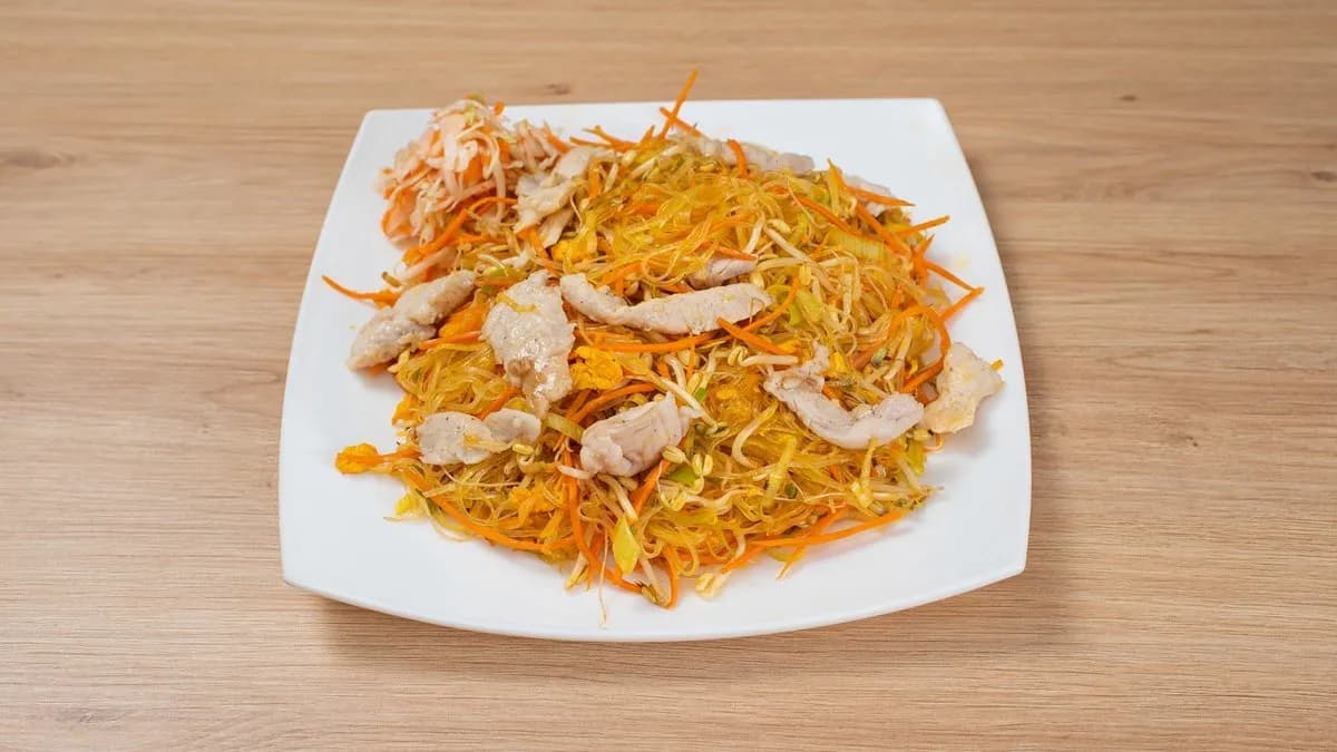 Pirított üvegtészta csirkével