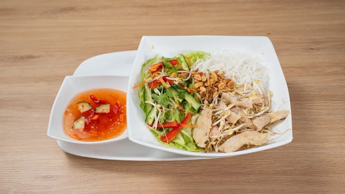 Bun saláta csirkehússal