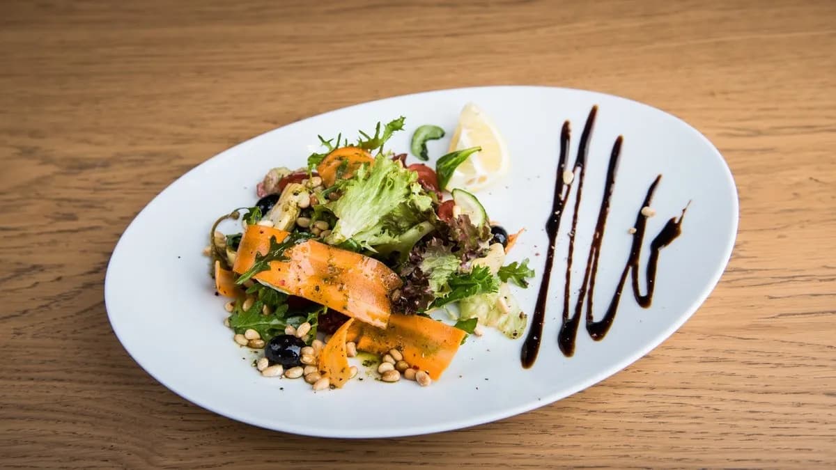 Vegyes saláta fűszeres olívaolajjal