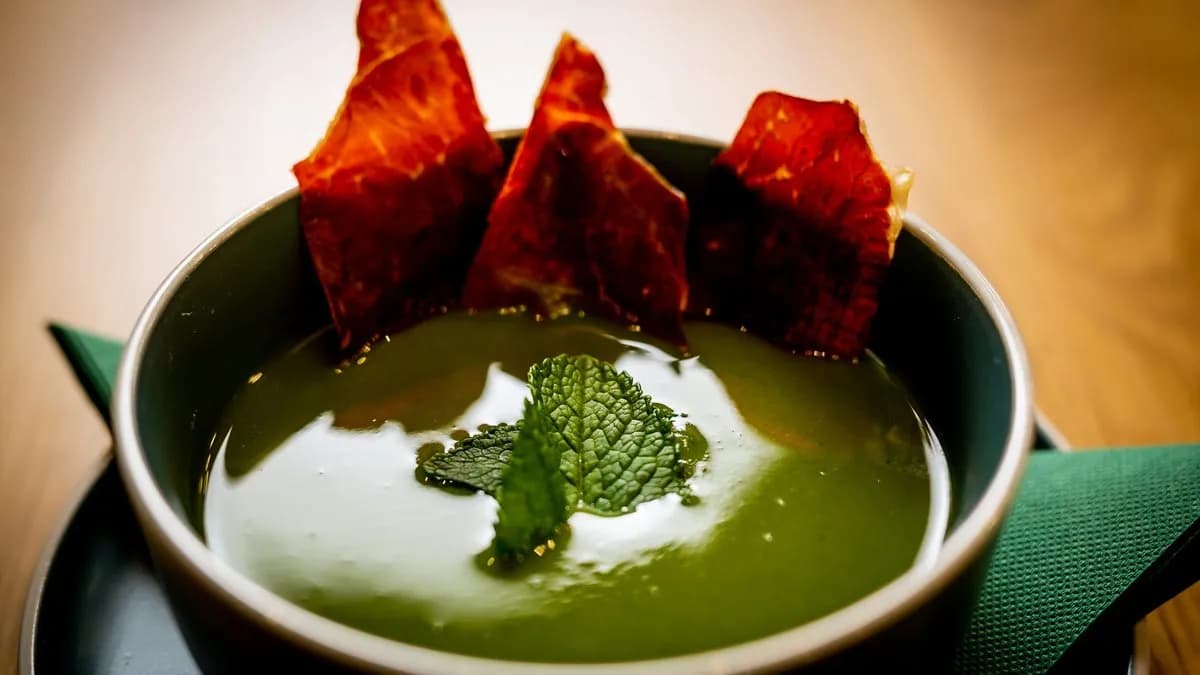 Mentás Zöldborsókrémleves sonka chipsszel