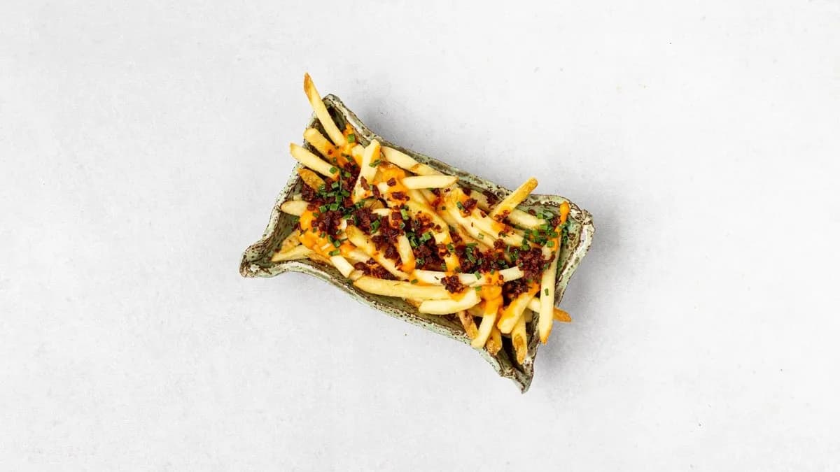 Frytki z sosem serowym i boczkiem