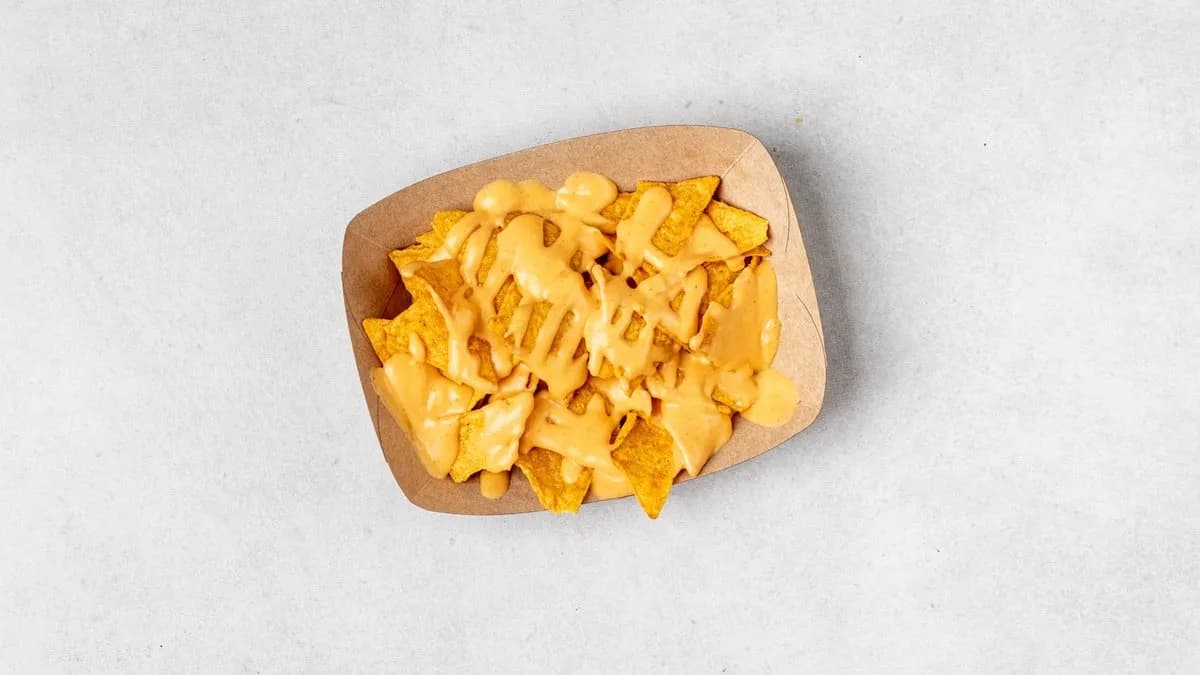 Naczosy z sosem serowym