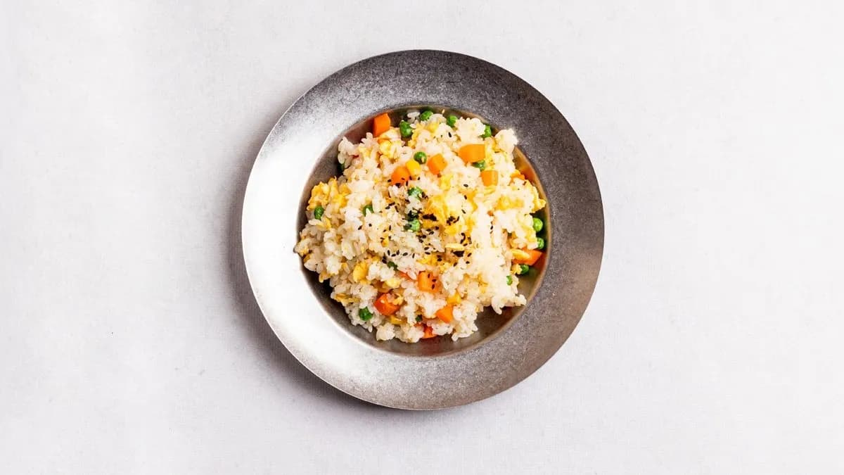 Smażony ryż z jajkiem i warzywami