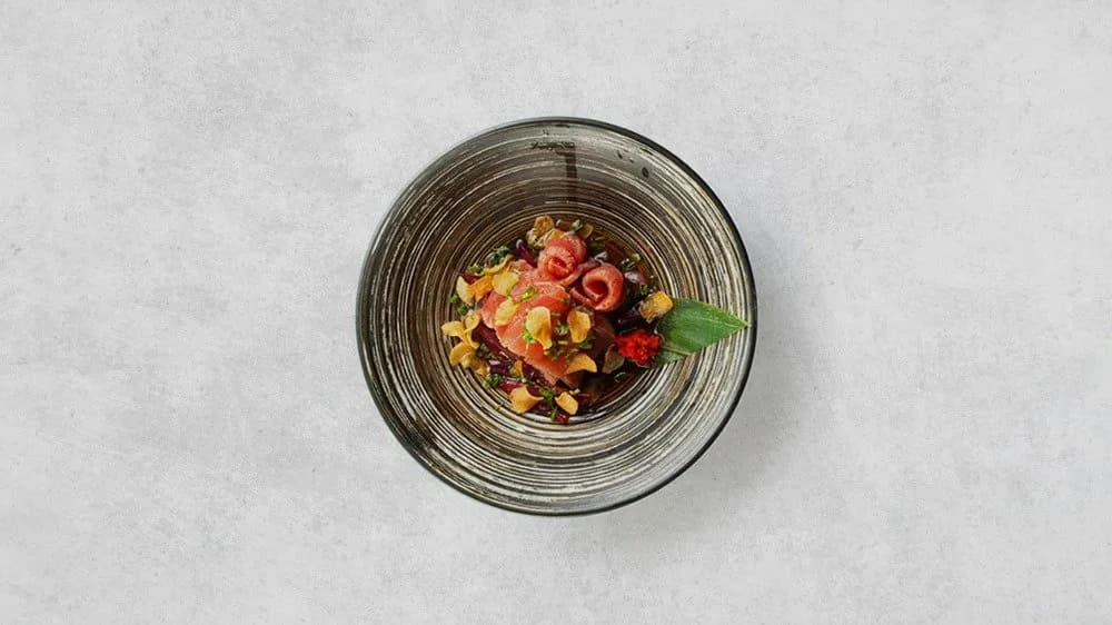 Opiekany na robacie tuńczyk