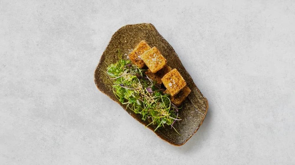 Z mikro ziół i smażonego marynowanego tofu