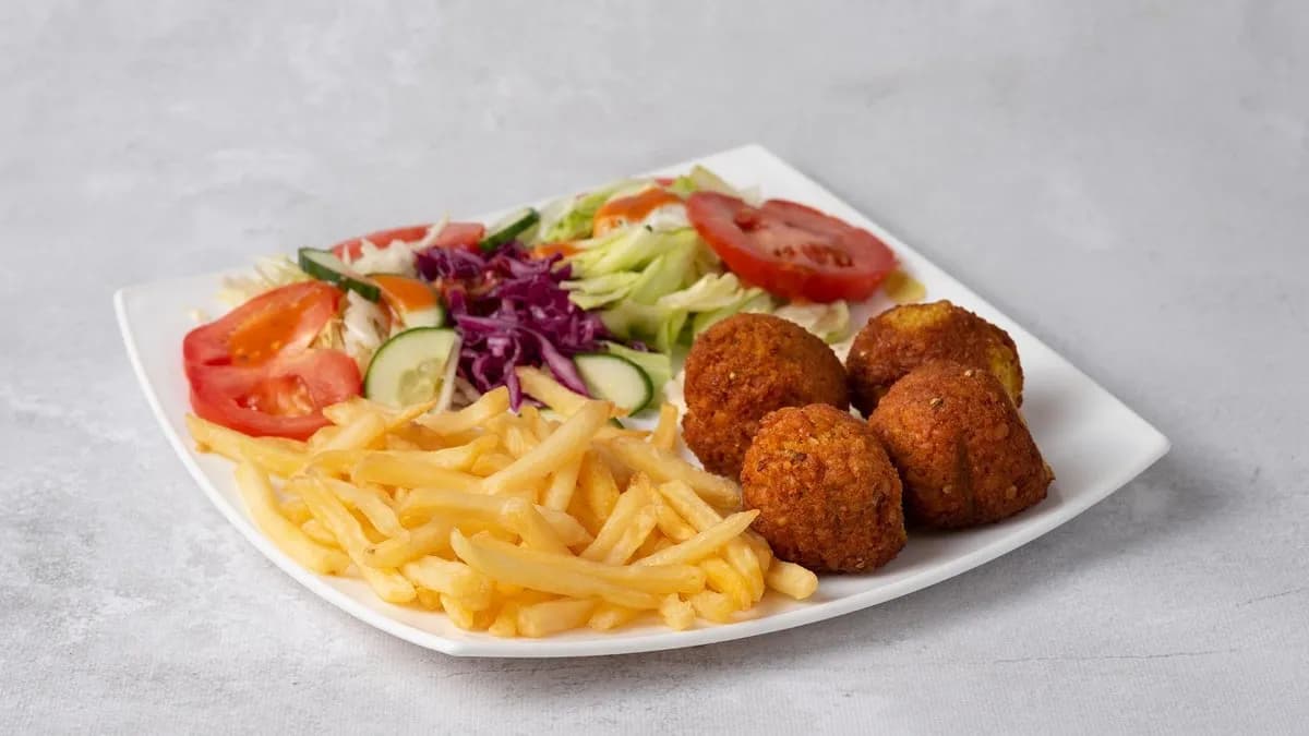 Falafel na talerzu