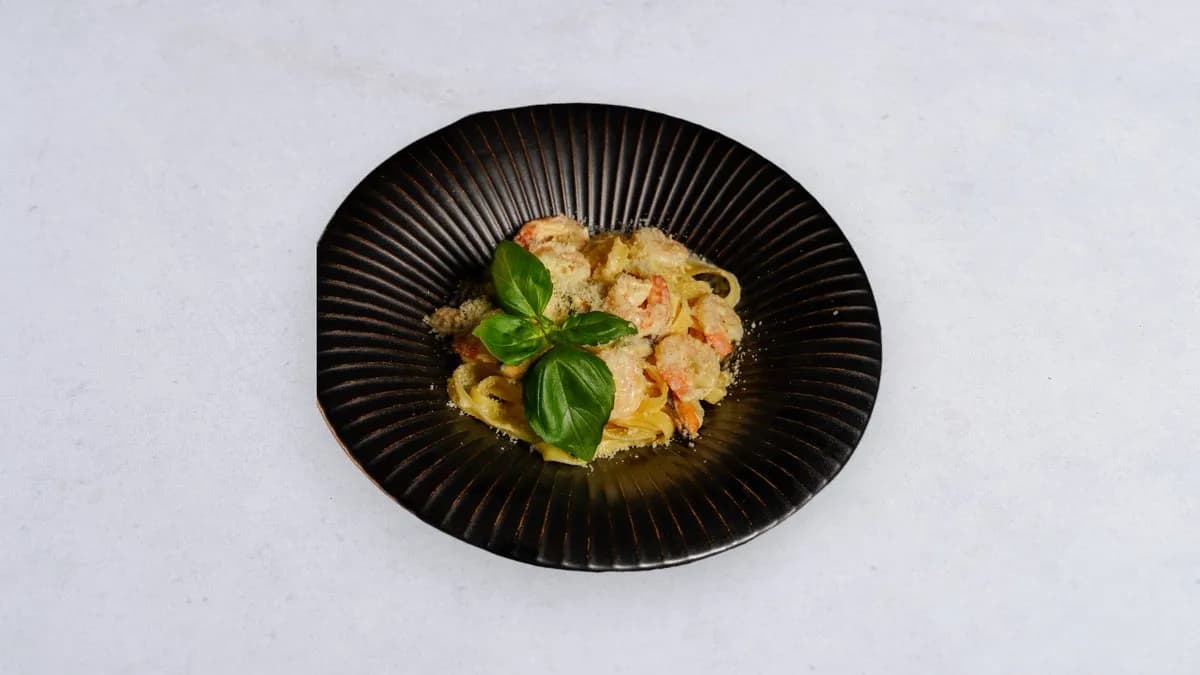 Makaron z owocami morza w kremowym sosie