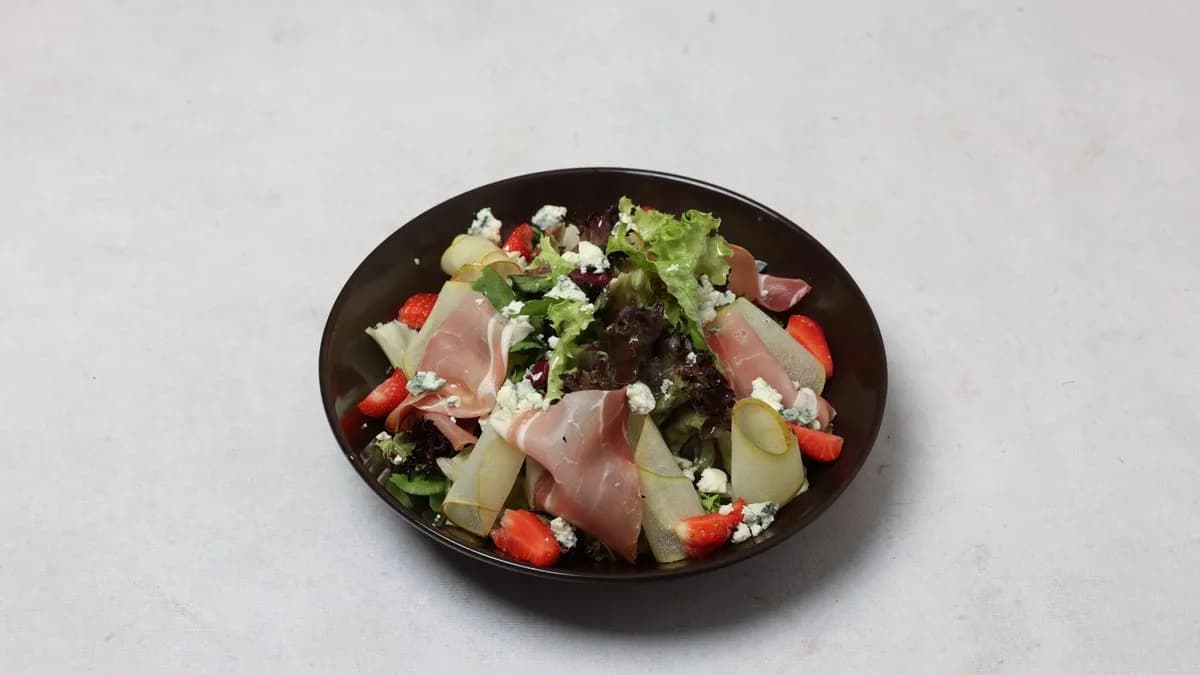 Sałatka z prosciutto i karmelizowaną gruszką