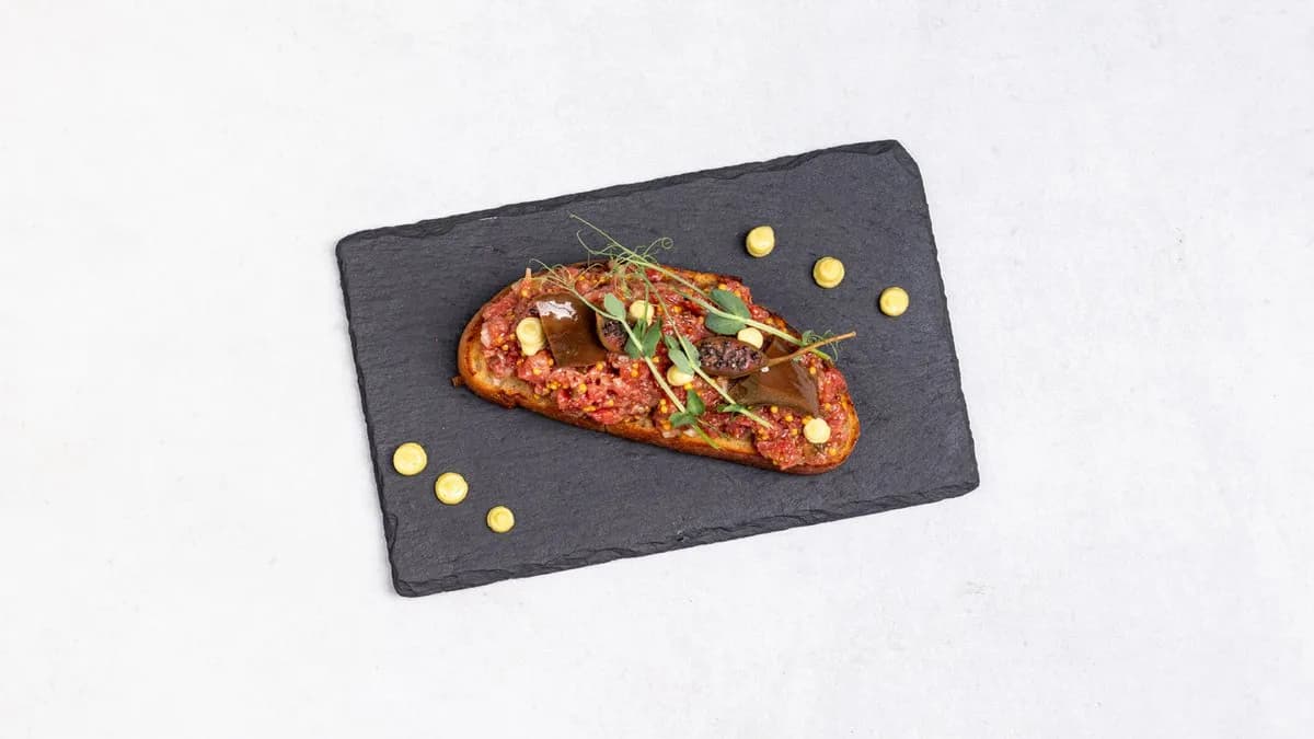 Tatar wołowy na grzance