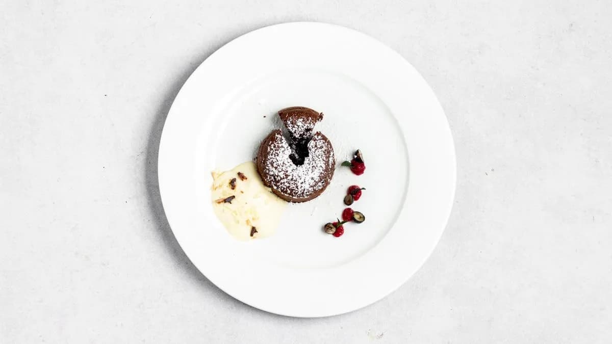 Fondant czekoladowy z lodami waniliowymi i owocami