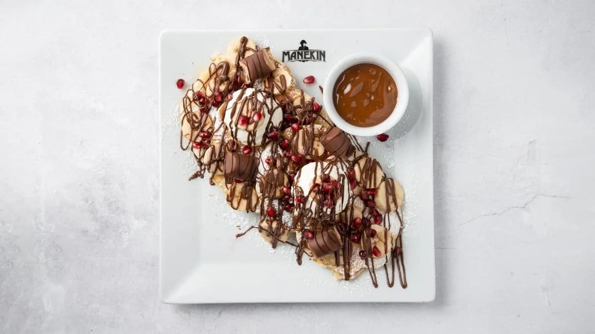 Pan. Kinder Bueno, mascarpone, owoce sezonowe sos