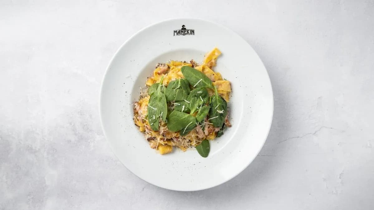 Tagliatelle kurczak curry, granat, mleko kokosowe, szczypiorek