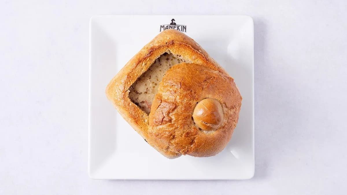 Żurek z jajkiem i białą kiełbasą podawany w chlebie