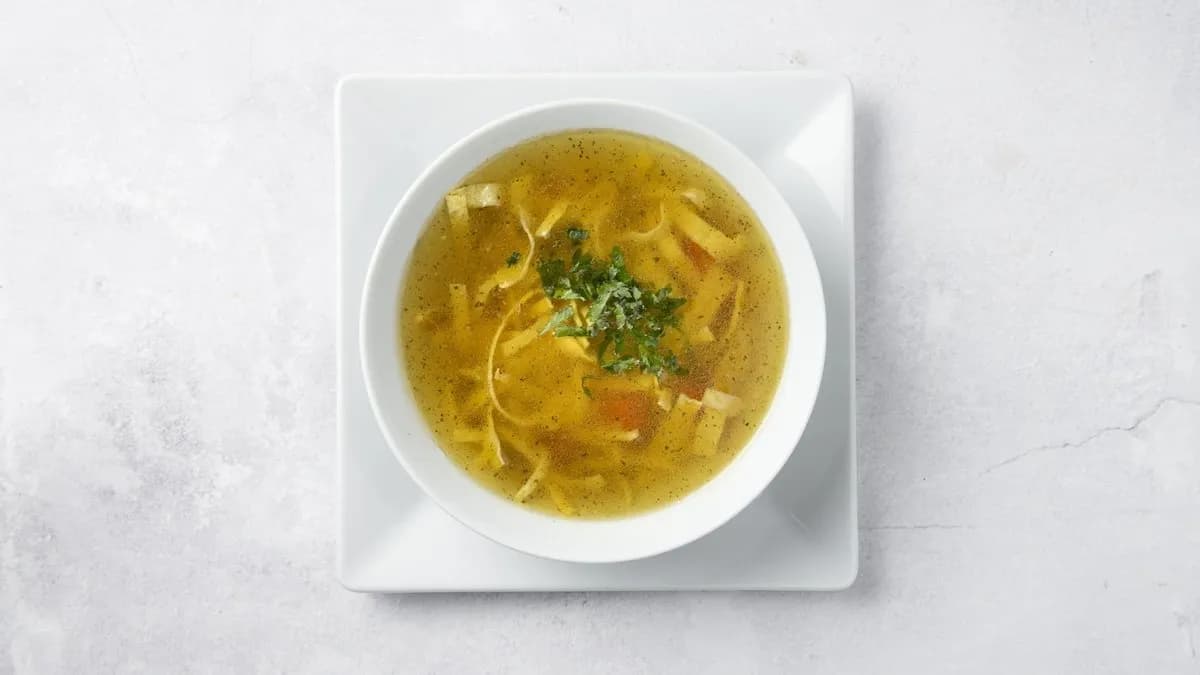 Rosół z makaronem naleśnikowym