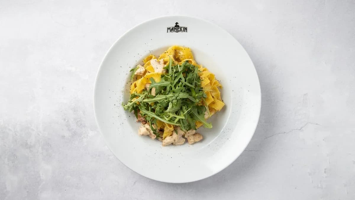 Pesto z suszonych pomidorów, kurczak, śmietana, corregio