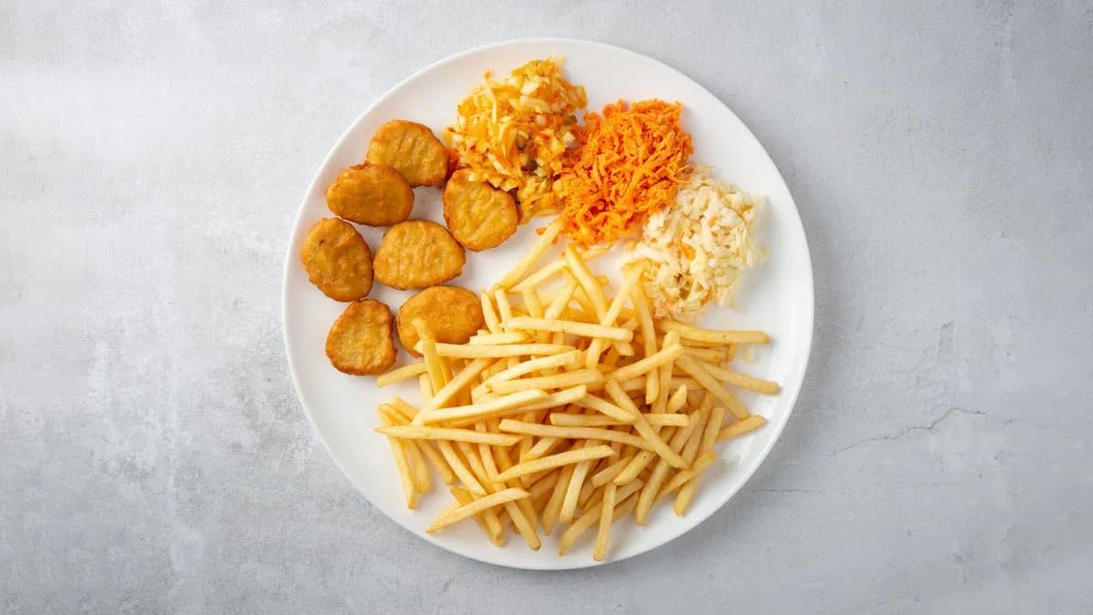 Delikatny kurczak w panierce z surówką z batatami