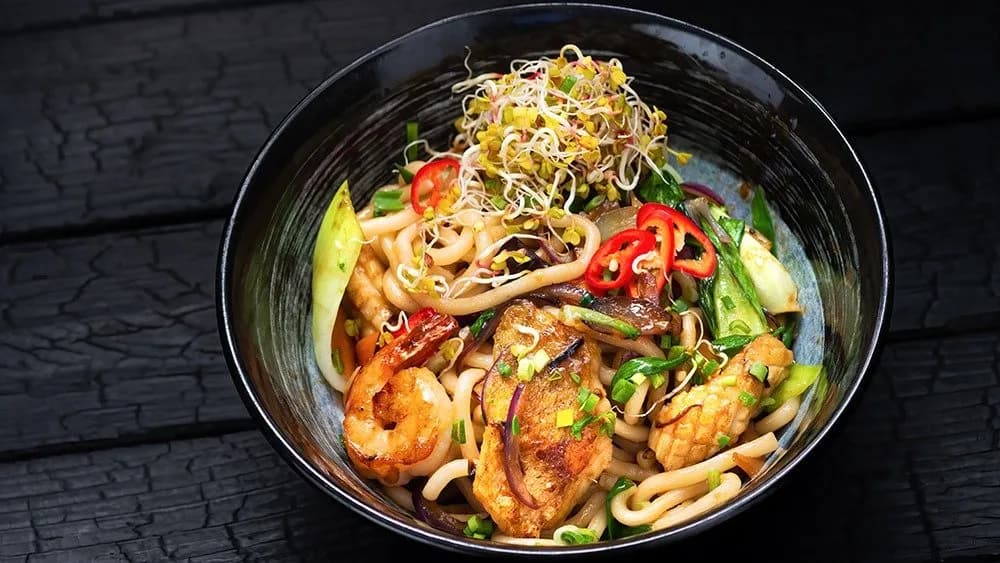 Udon stir fry z owocami morza