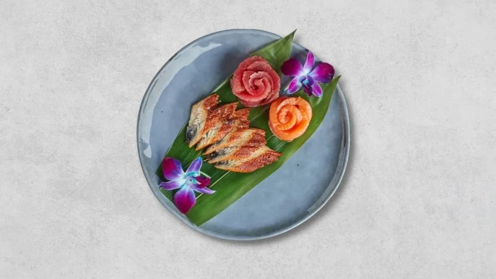 Średnie sashimi z trzema / pięcioma rodzajami ryb do wyboru 15 szt.