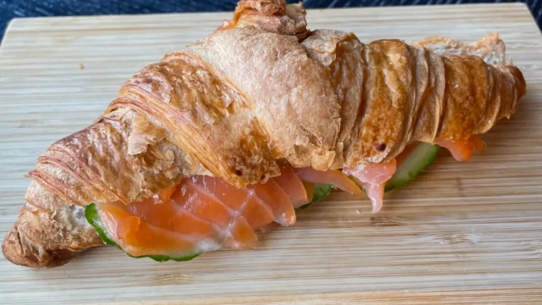 Croissant z lososiem