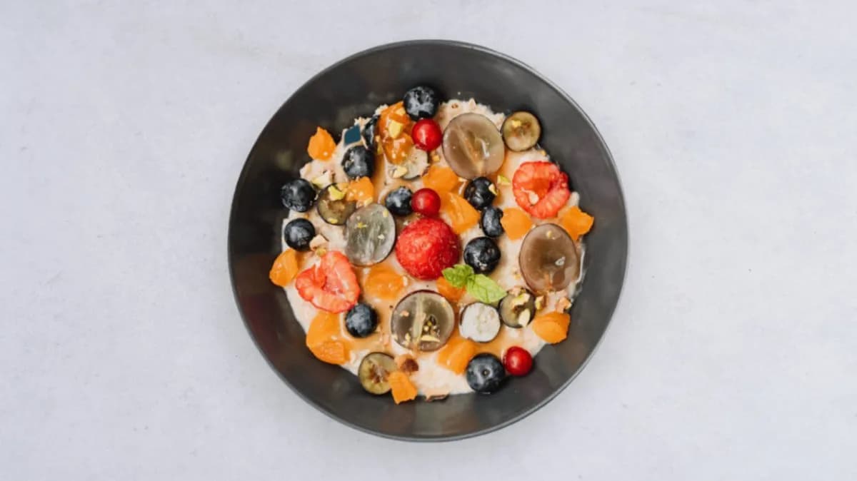 Owsianka z świeżymi owocami
