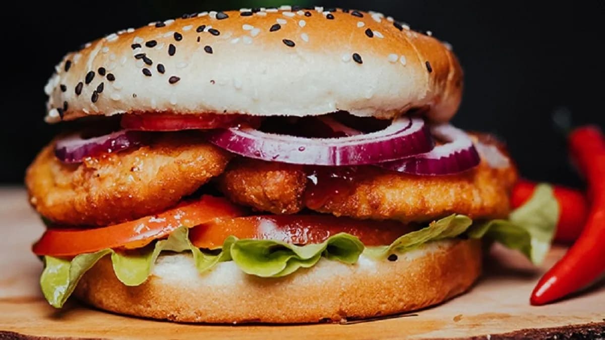 Chicken Burger z sosem słodkie chilli