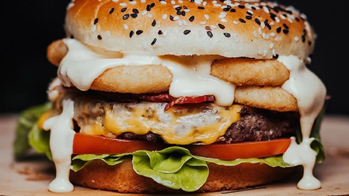 Burger z krążkami cebulowymi