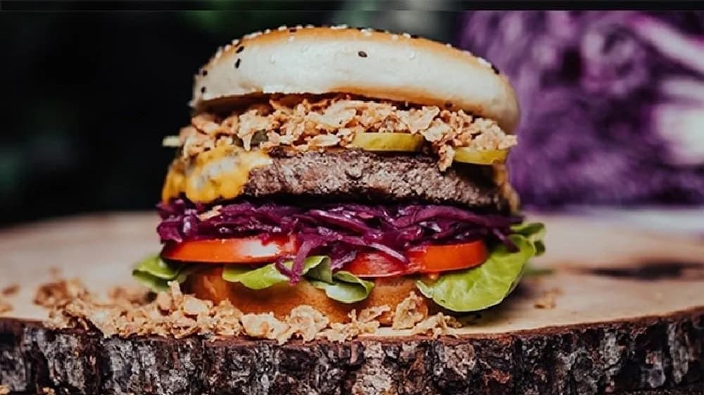 Burger z prażoną cebulką