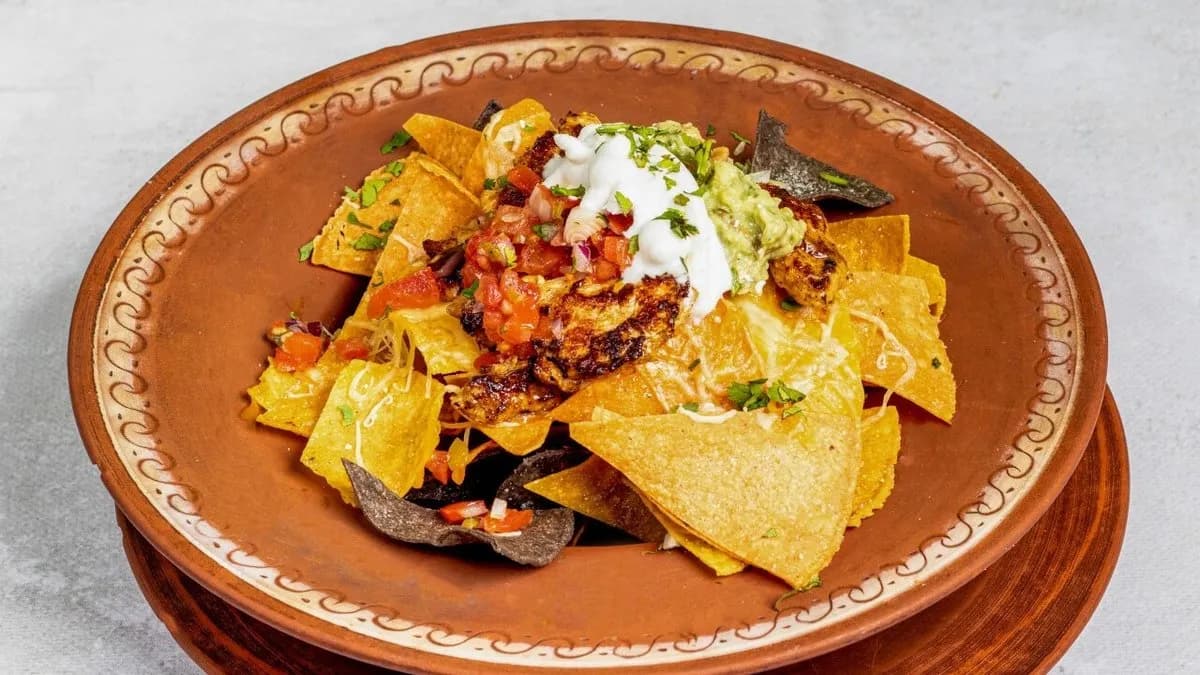 Nachos supreme z grillowanym kurczakiem
