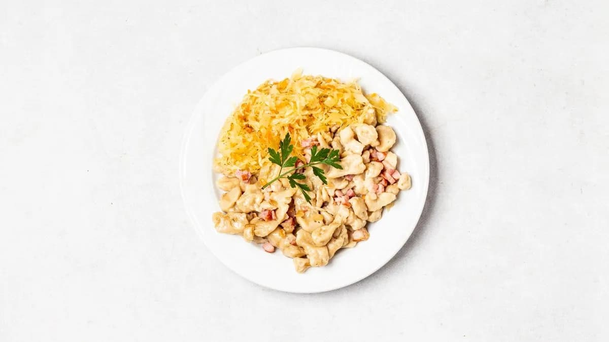 Szare kluski z okrasą z boczku i cebulki, kapusta zasmażana