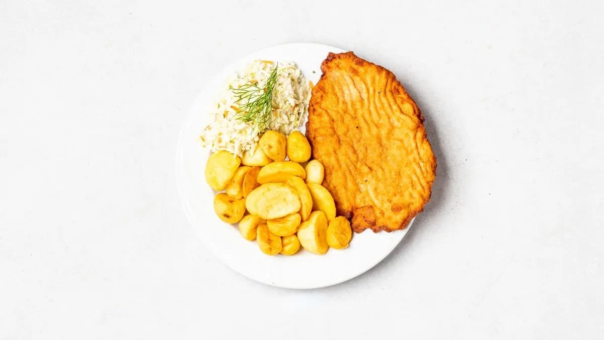 Kotlet drobiowy panierowany, ziemniaczki opiekane i surówki