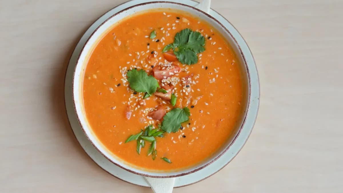 Zupa azjatycka soczewicowa wegan