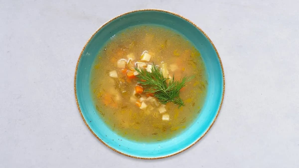 Zupa ogórkowa na mięsie drobiowym