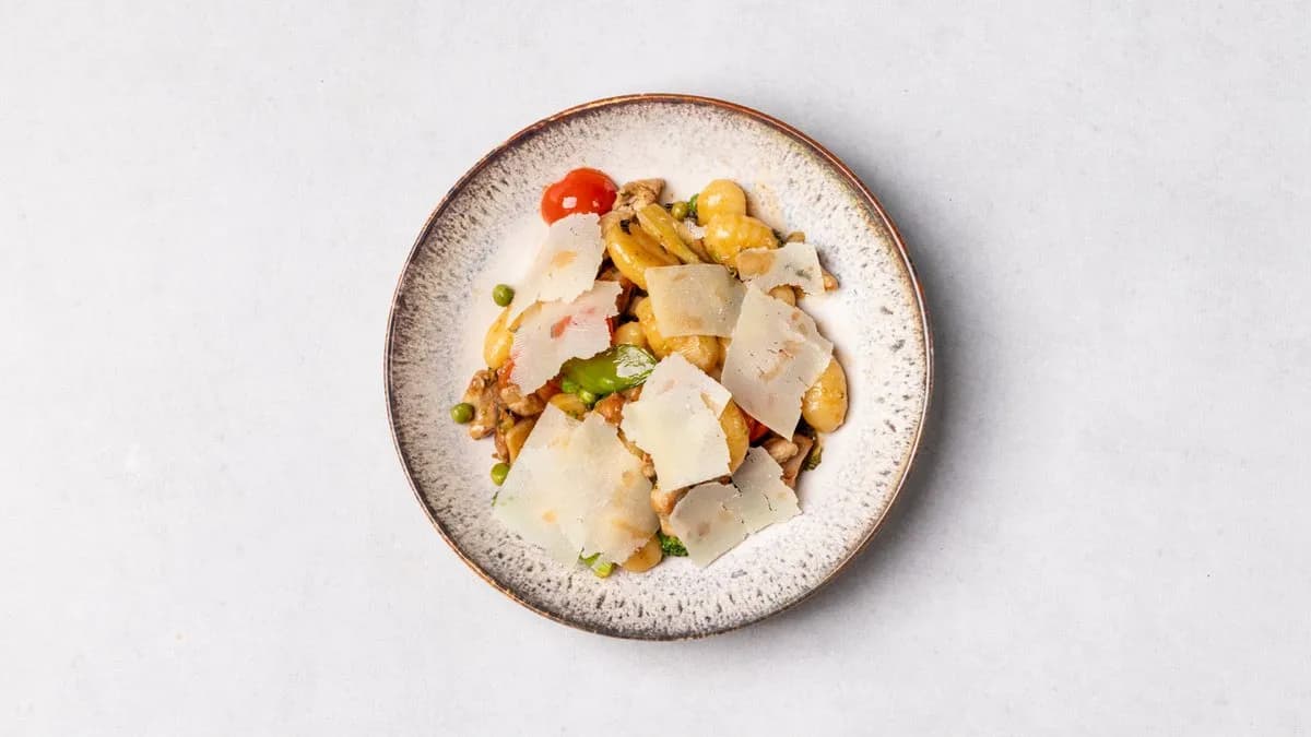 Gnocchi w sosie winno maślanym z polędwiczką i warzywami