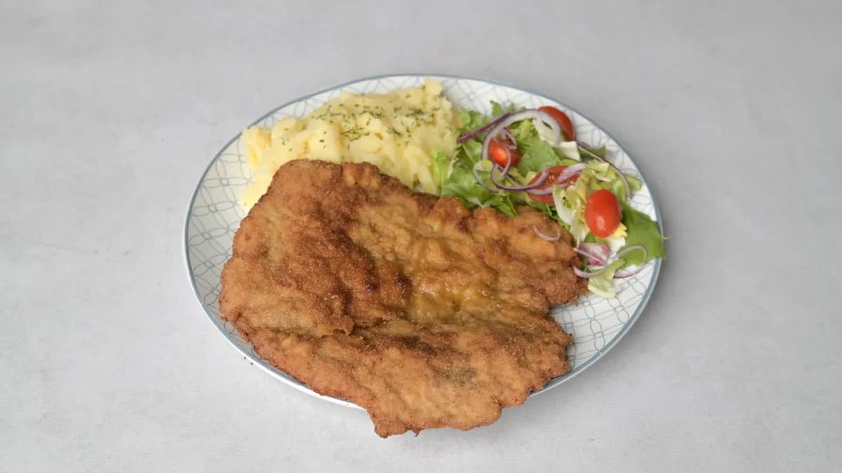 Schabowy smażony na smalcu z puree ziemniaczanym