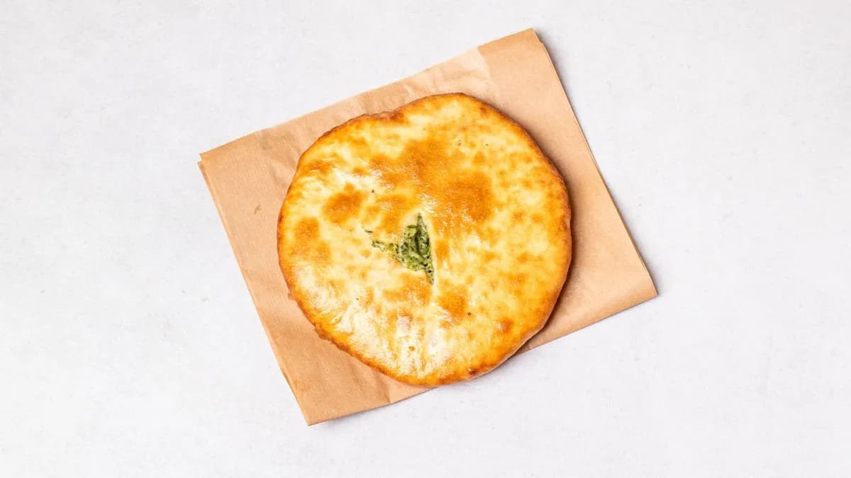 Chaczapuri drożdżowe z serem i szpinakiem