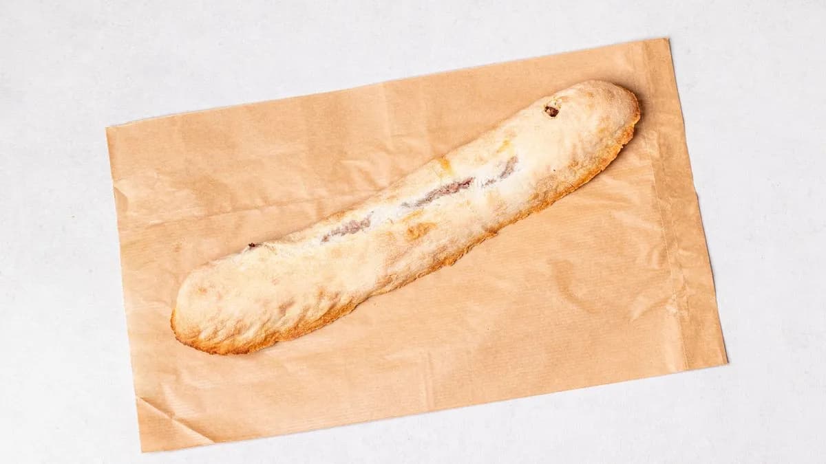 Bagietka z boczkiem, szczypiorkiem. Lekko ostra