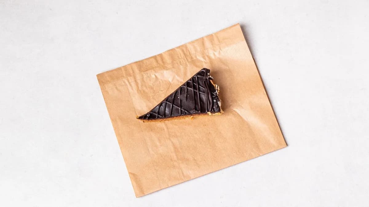 Miodownik z kremem i czekoladą